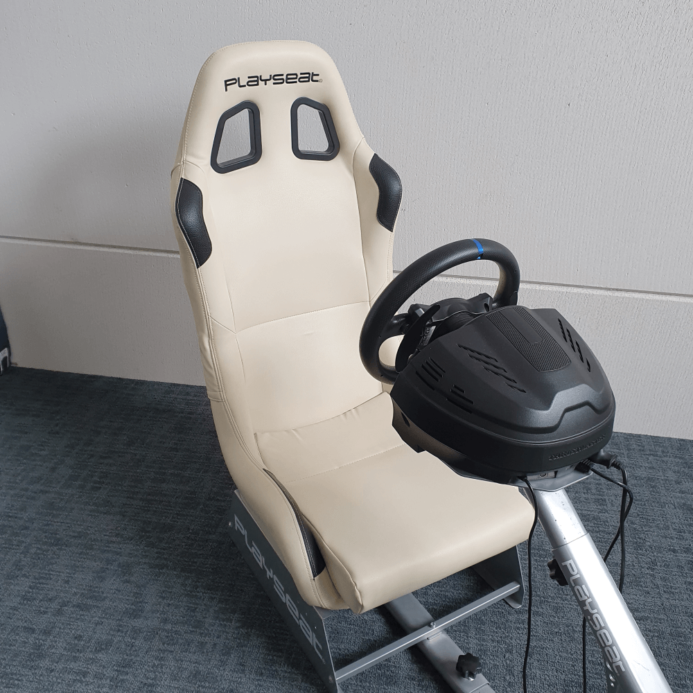 Playseat Evolution met Thrustmaster T300 Playstation