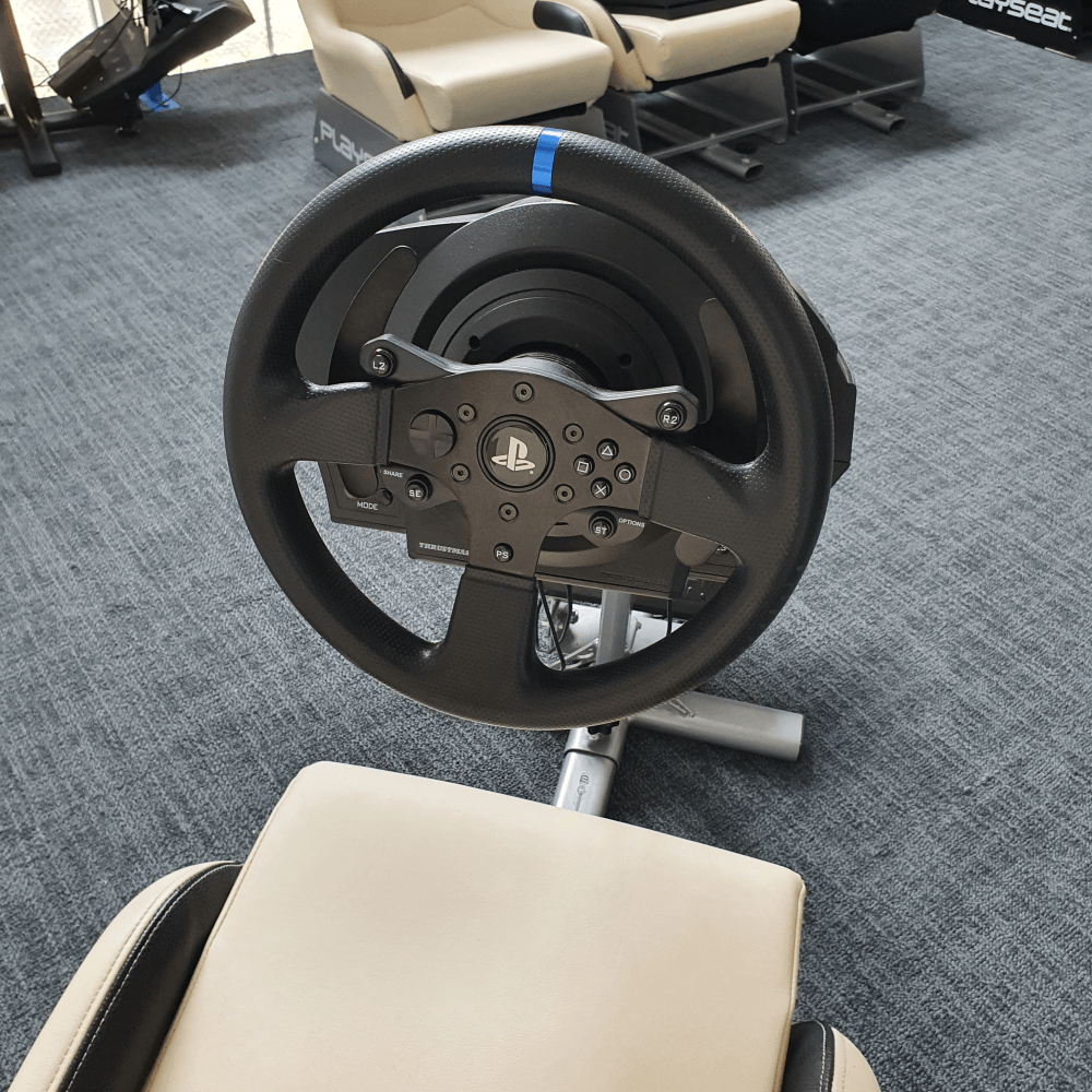 Playseat Evolution met Thrustmaster T300 Playstation in detail