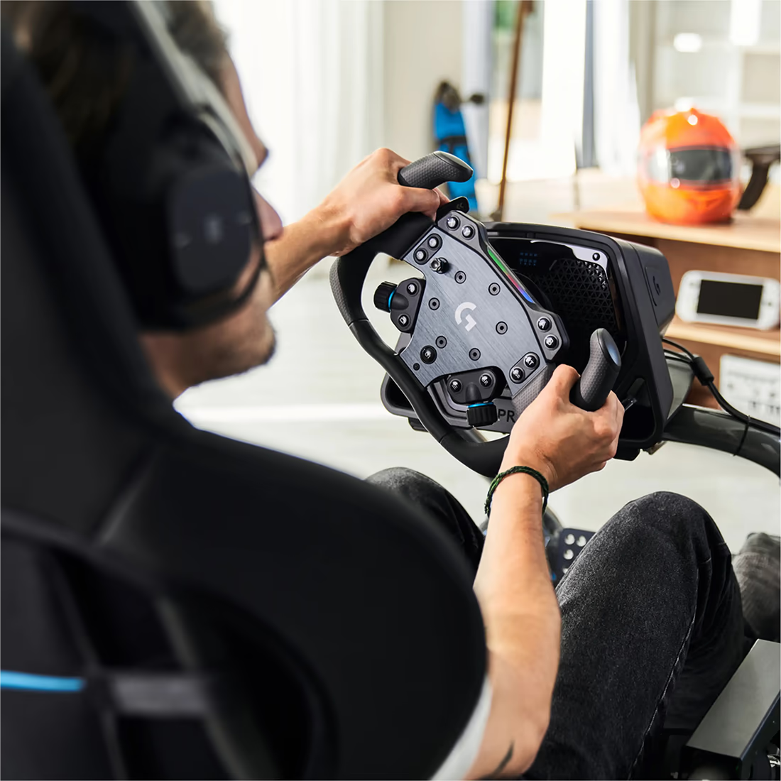 Logitech G RS50 Direct Drive stuurset gemonteerd op een sim racing cockpit