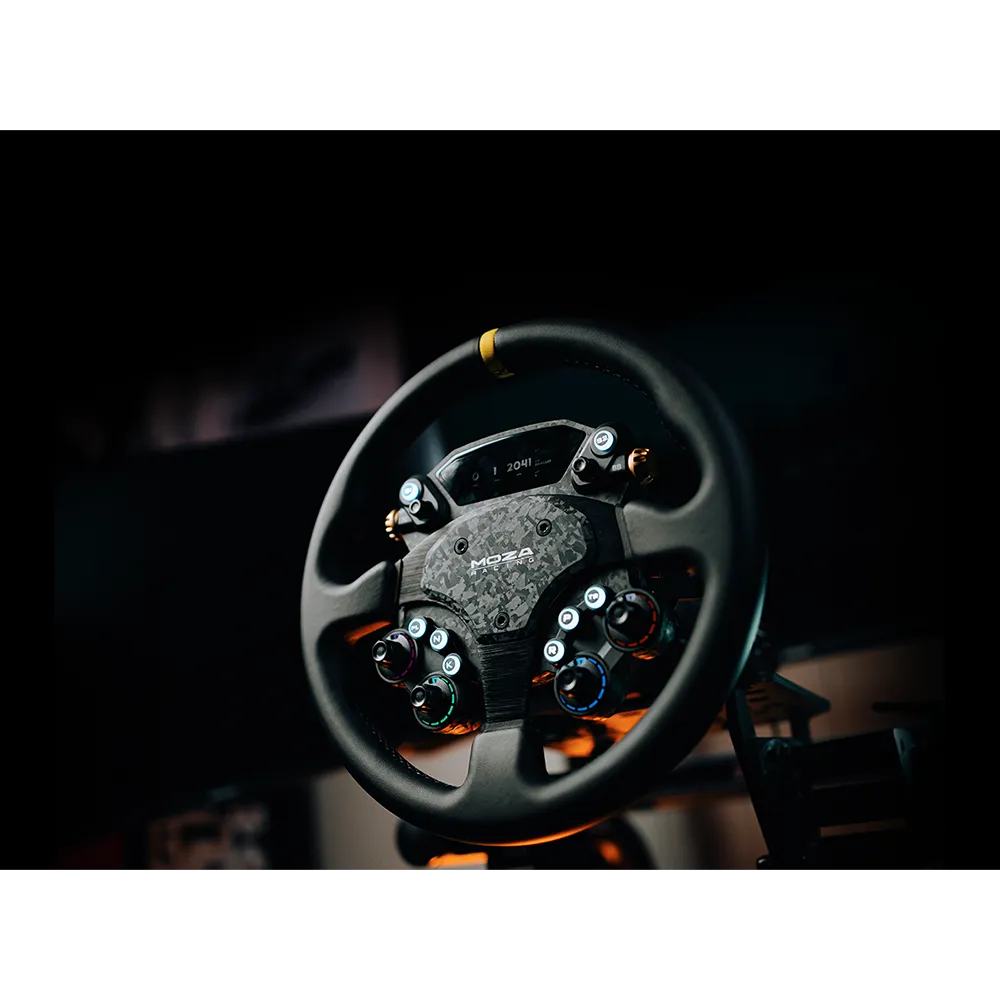 Moza CS Pro simrace stuur gemonteerd in sim racing setup met verlichte knoppen