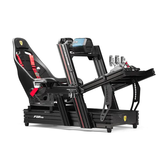 Next Level Racing Elite ES1 Scuderia Ferrari Edition sim racing stoel gemonteerd in een cockpit, zijaanzicht.