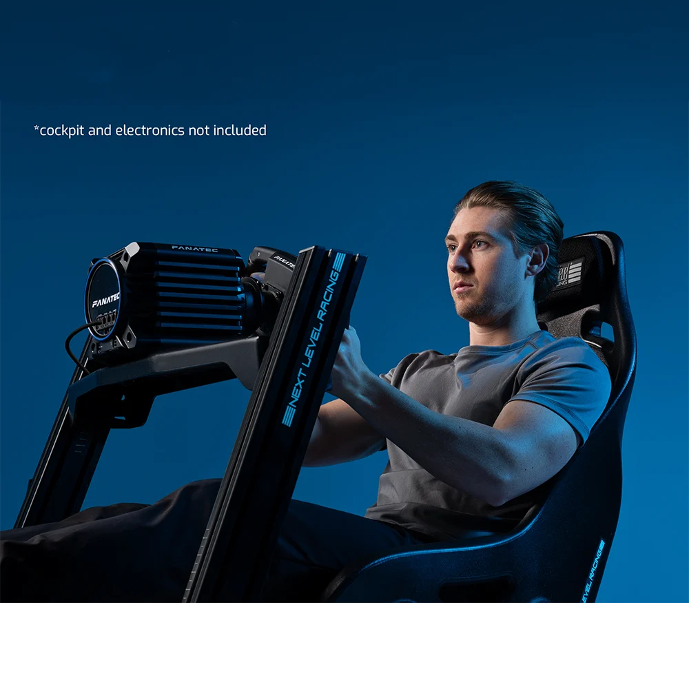 Simracer in de Next Level Racing ES1 Hypercool racestoel