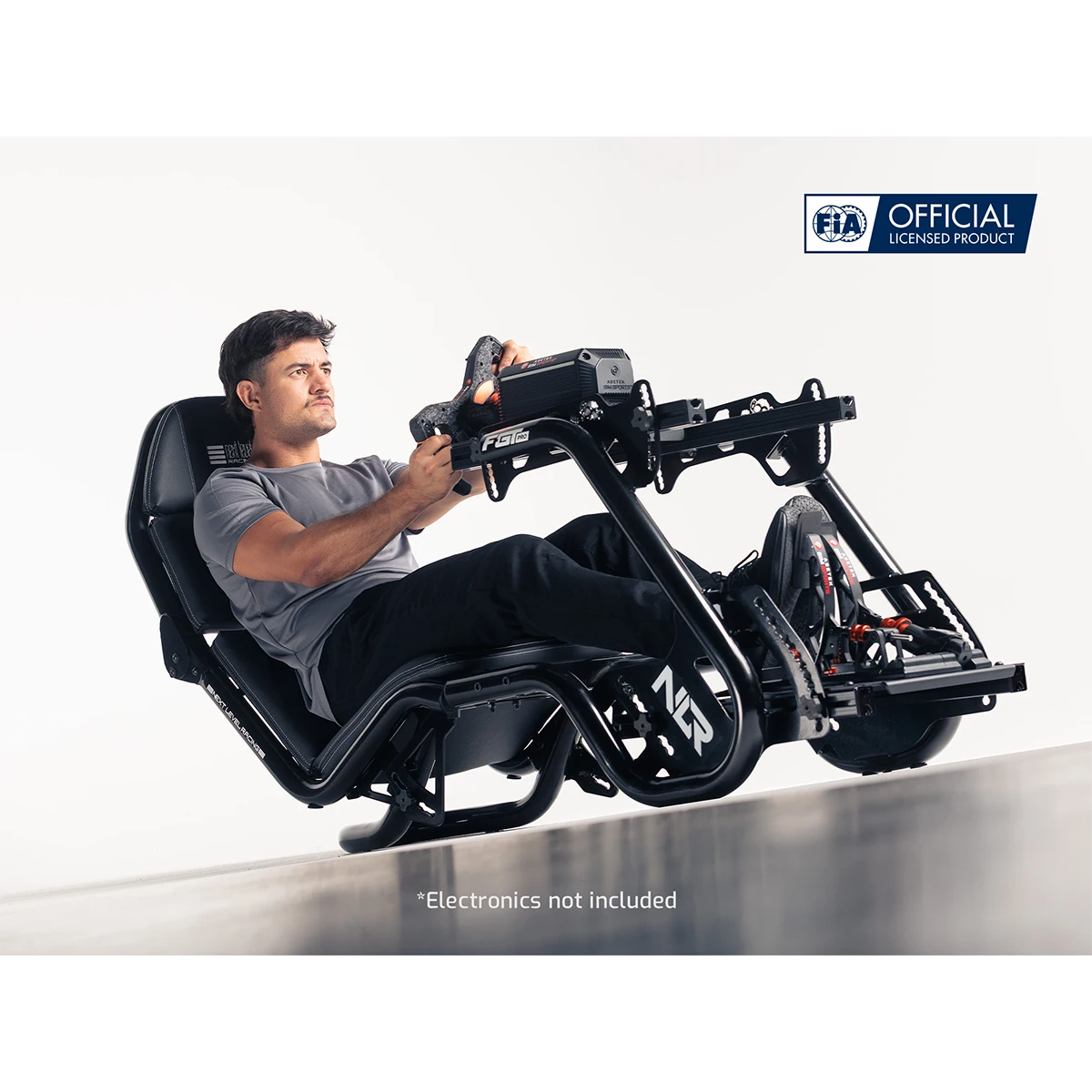 Simracer in de Next Level Racing F-GT Pro cockpit tijdens het racen