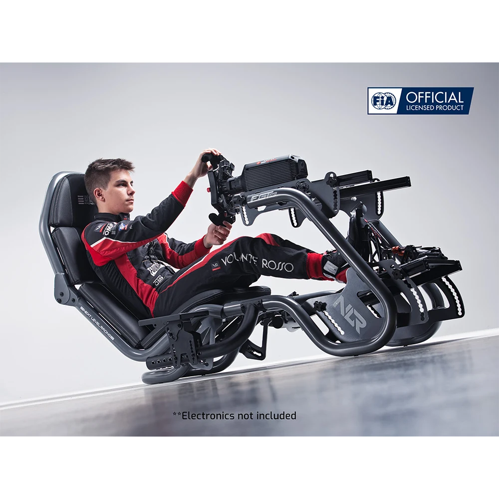 Simracer in de Next Level Racing F-GT Pro cockpit – ervaar realistische F1 en GT racehouding.