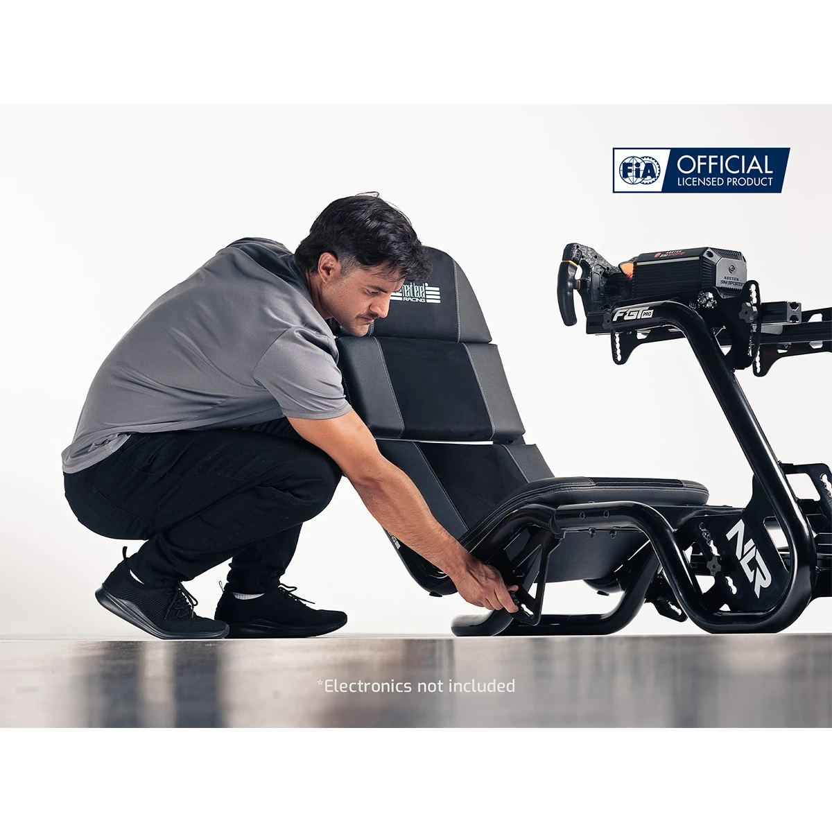 Gebruiker stelt de stoel van de Next Level Racing F-GT Pro cockpit af