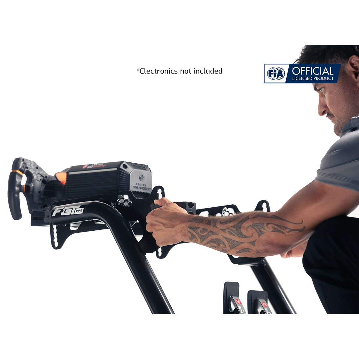 Gebruiker stelt het stuurplateau van de Next Level Racing F-GT Pro cockpit af