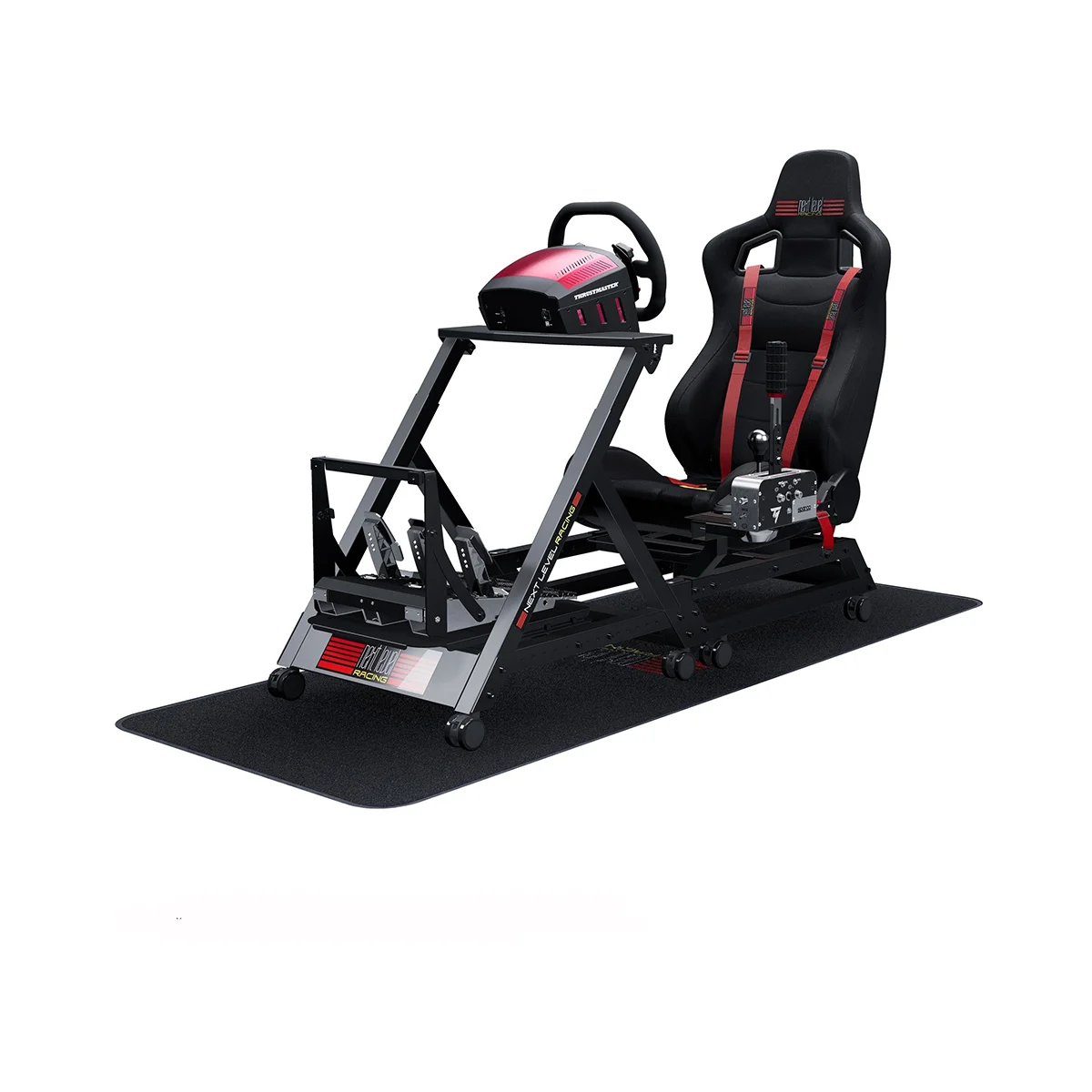 Next Level Racing GT Track Cockpit sim racing setup met stoel, stuur en pedalen, schuin van linksvoor bekeken.