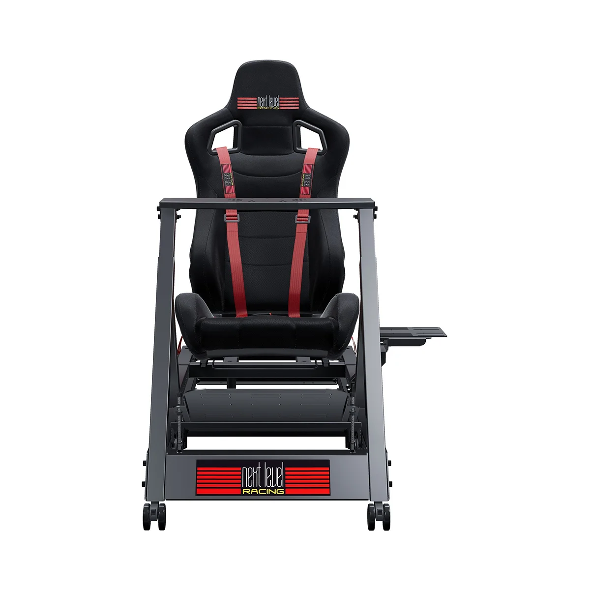 Vooraanzicht van de Next Level Racing GT Track Cockpit racesimulator met racestoel en rode gordels.