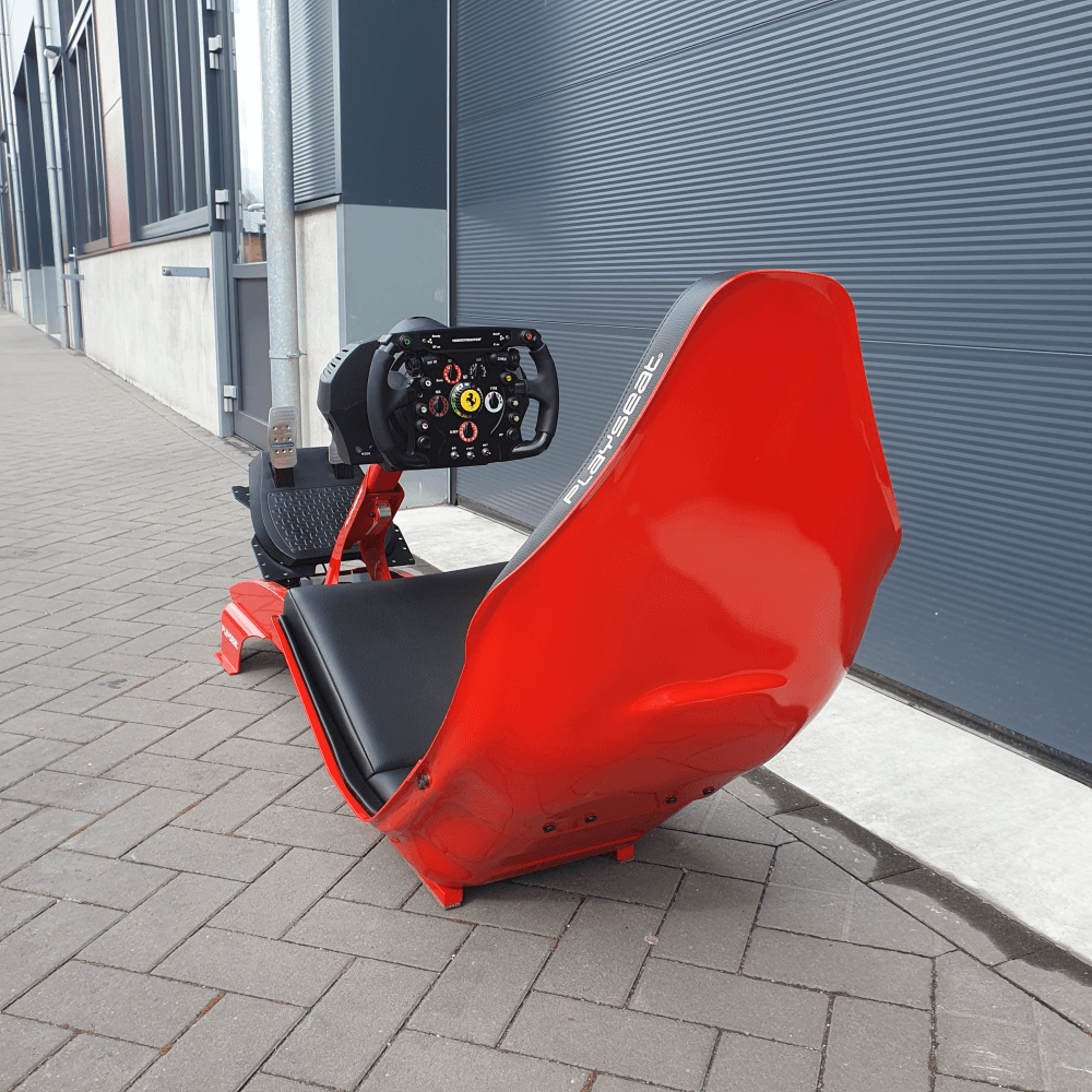 Achteraanzicht van de rode Playseat F1 met Thrustmaster TX