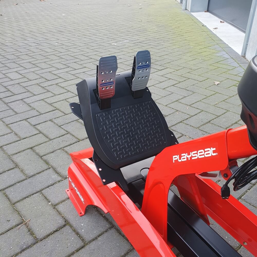 Playseat F1 Ferrari met Thrustmaster Formule 1 pedalen
