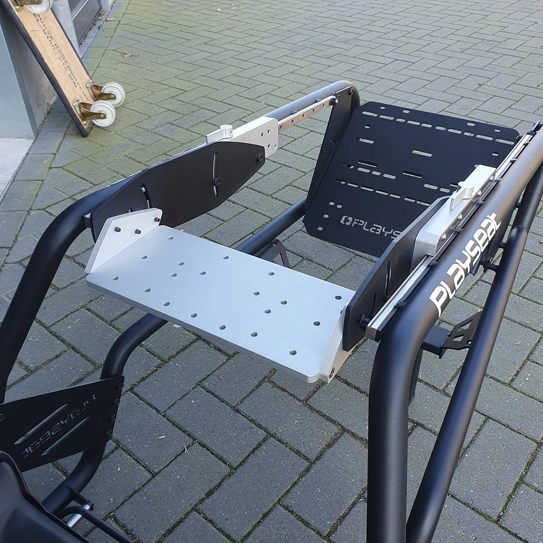 Verstelbare stuur en pedaalplaat van de Playseat Formula Intelligence
