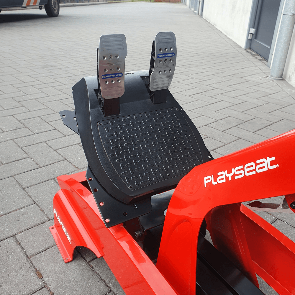 Thrustmaster Formule 1 pedalen gemonteerd op de rode Playseat F1
