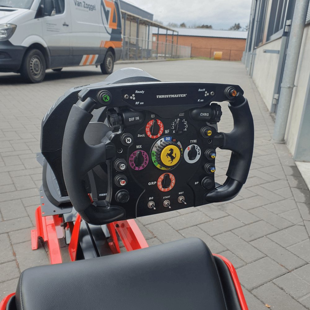 Thrustmaster Ferrari F1 stuur gemonteerd op de Playseat F1