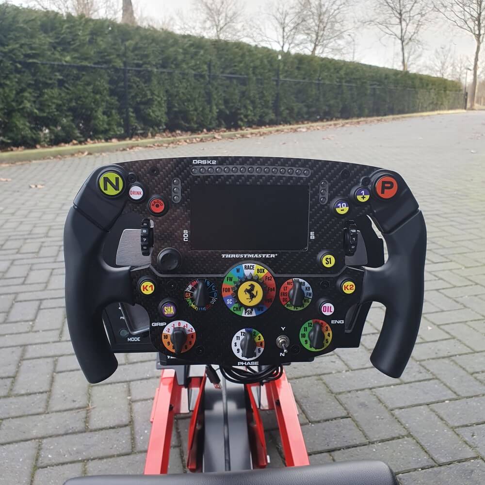Thrustmaster SF1000 Ferrari F1 stuur gemonteerd op Playseat F1
