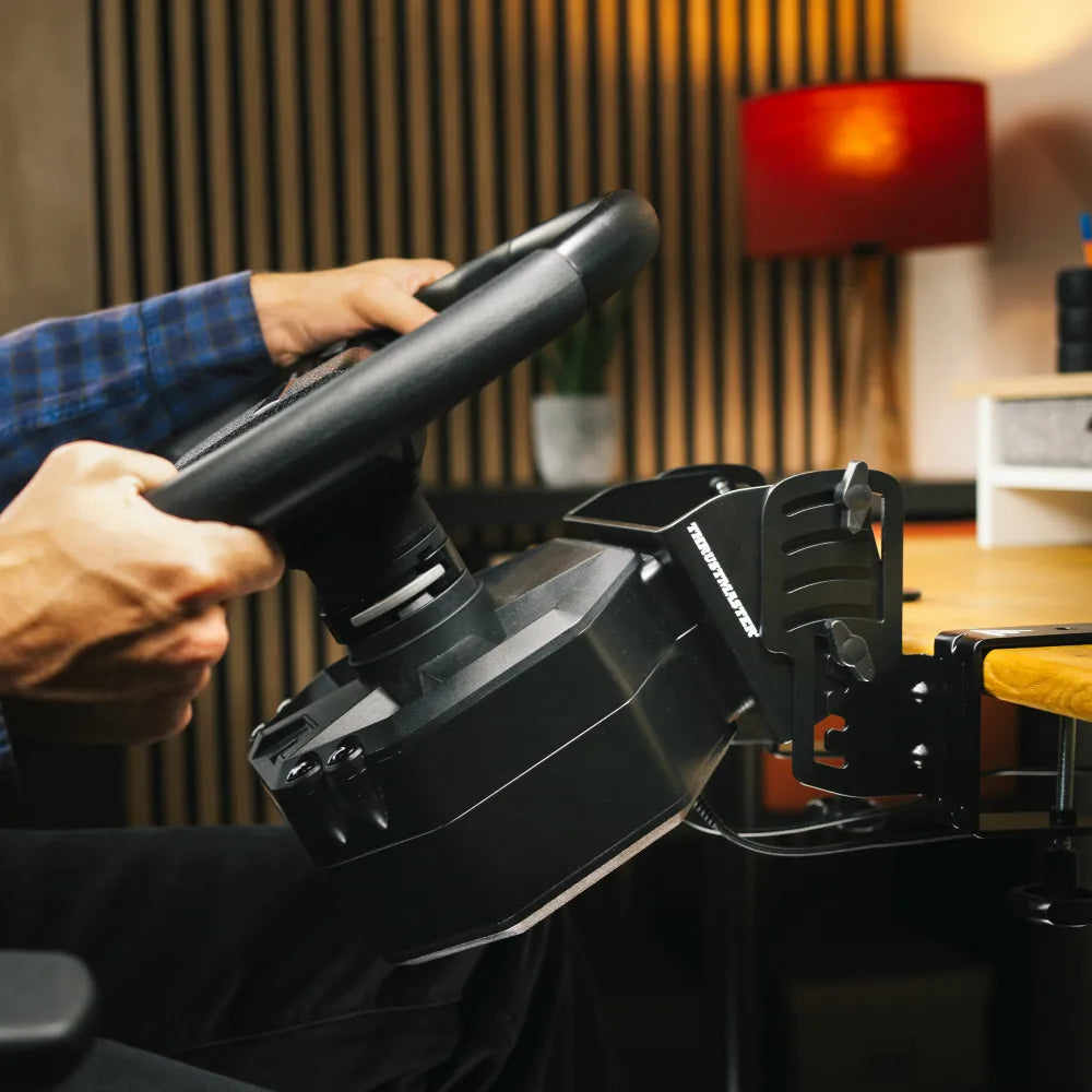 Thrustmaster SimTask Truck 40 met verstelbare Truck Mount met T598 vanaf de zijkant
