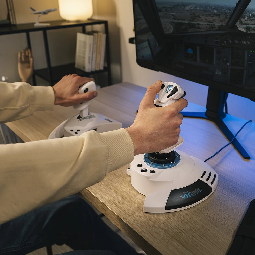 Thrustmaster T.Flight Hotas 5 joystick en throttle in gebruik met Microsoft Flight Simulator