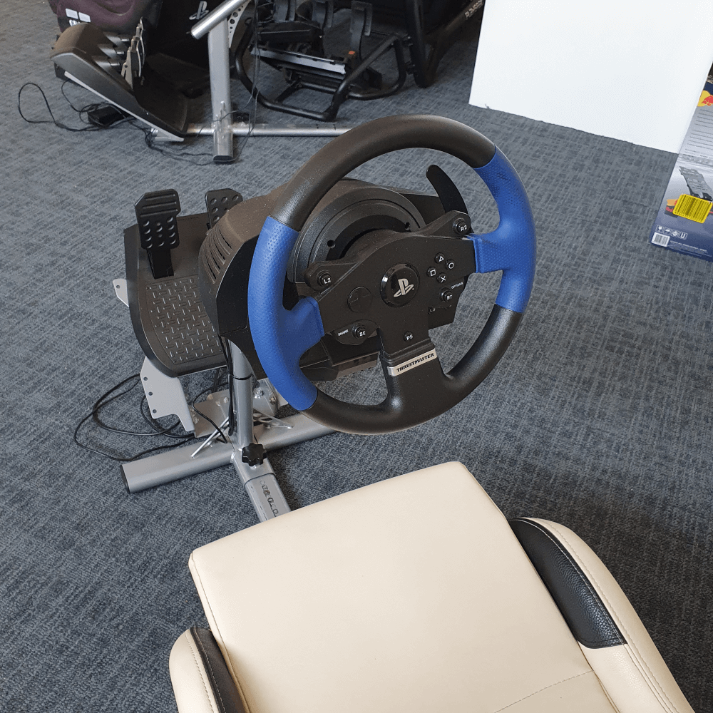 Playseat Evolution met Thrustmaster T150 Playstation in detail