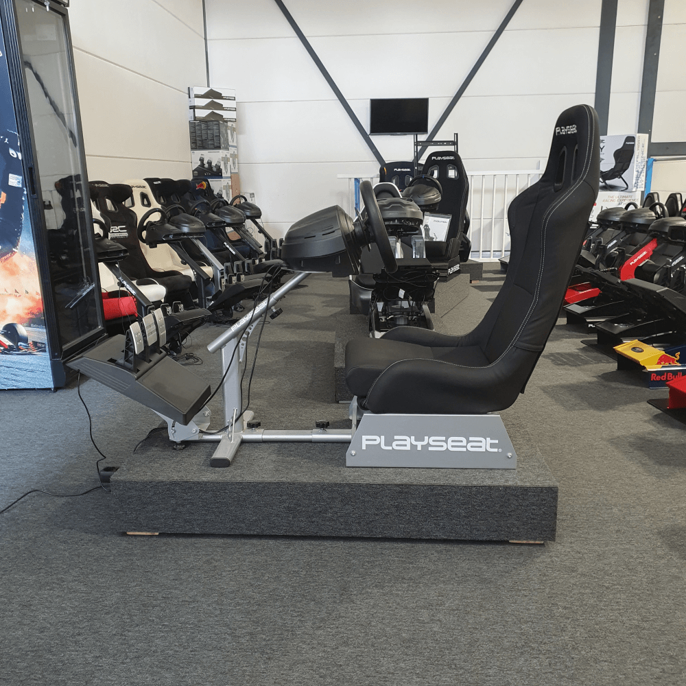 Podium met Playseat en Thrustmaster