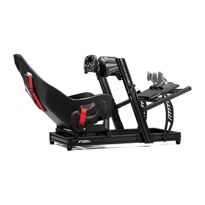 Next Level Racing F-GT Elite Lite in GT rijpositie met Thrustmaster stuur en pedalen