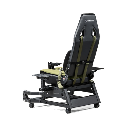 Achteraanzicht van de Flight Seat Pro Boeing Military Edition met Boeing branding en harnas

