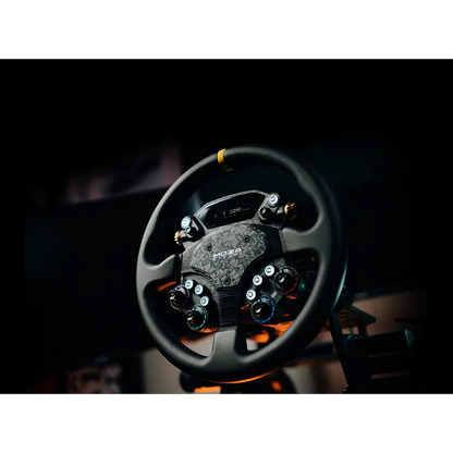 Moza CS Pro simrace stuur gemonteerd in sim racing setup met verlichte knoppen