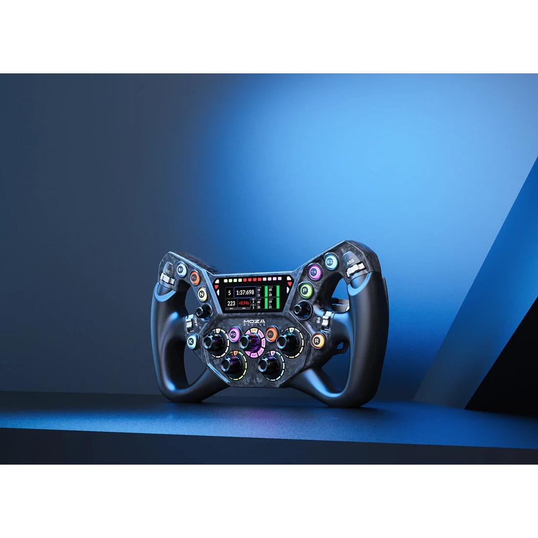 Moza KS Pro GT en Formula simrace stuurwiel in studio omgeving