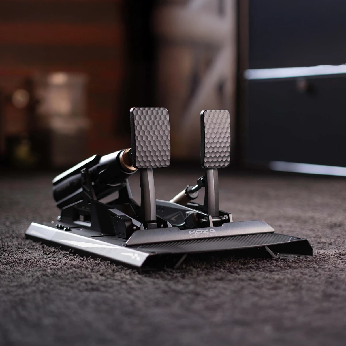 Moza MBooster Active Pedal zijaanzicht in sim racing cockpit