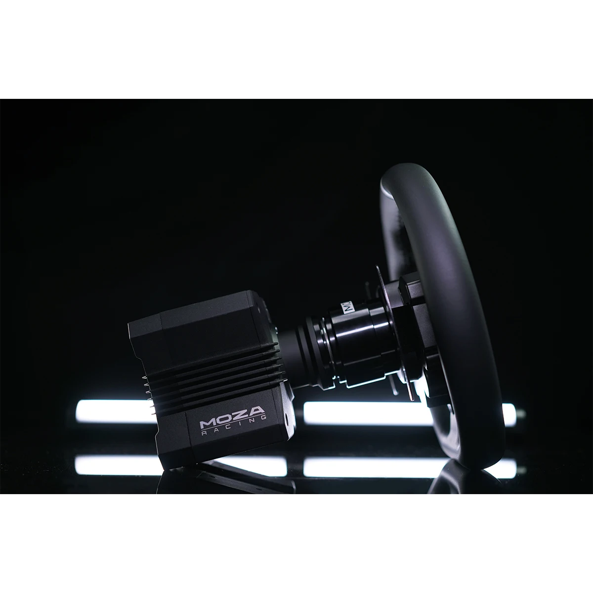 Moza Racing R5 direct drive wheelbase met gemonteerd stuurwiel