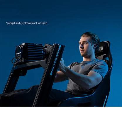 Simracer in de Next Level Racing ES1 Hypercool racestoel