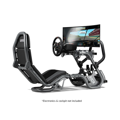 Next Level Racing F-GT Pro Direct Monitor Mount gemonteerd op cockpit met monitor setup