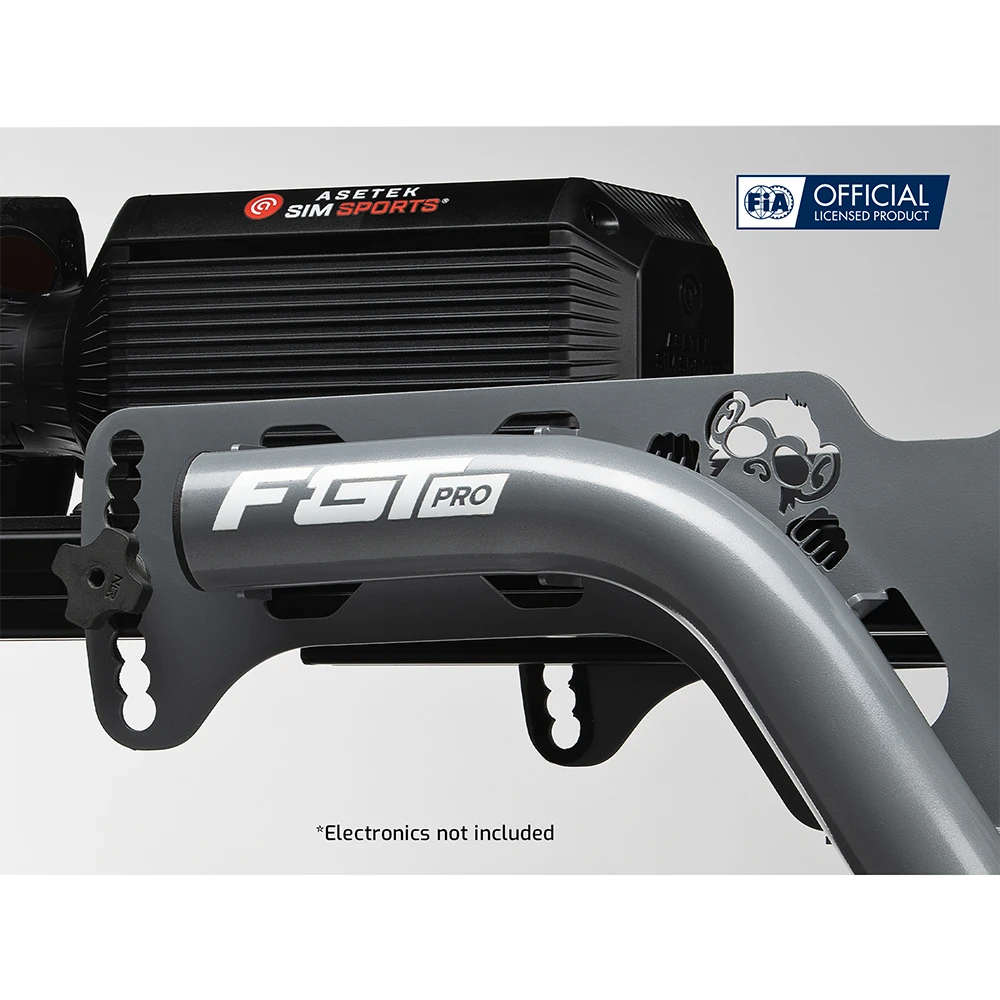 Detail van de Next Level Racing F-GT Pro cockpit met FIA-logo en duurzame stuurbevestiging.