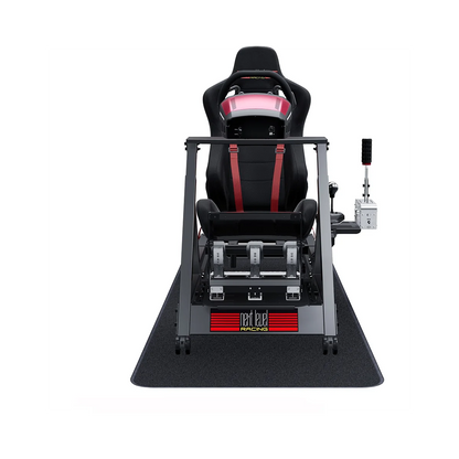 Achteraanzicht van de Next Level Racing GT Track Cockpit met pedalen, stuur en stoel.