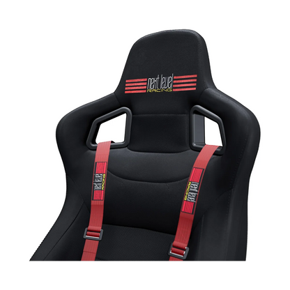Detailfoto van de rugleuning en rode gordels van de Next Level Racing GT Track Cockpit racestoel.
