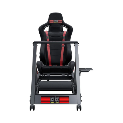 Vooraanzicht van de Next Level Racing GT Track Cockpit racesimulator met racestoel en rode gordels.