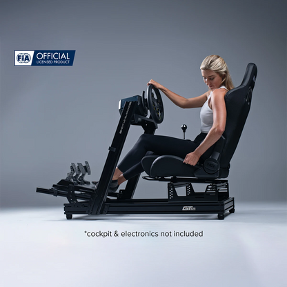 NLR ERS5 simracestoel gebruikt in een cockpitopstelling door een vrouw