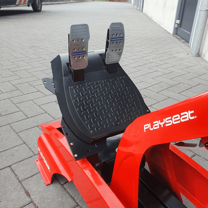 Thrustmaster Formule 1 pedalen gemonteerd op de rode Playseat F1