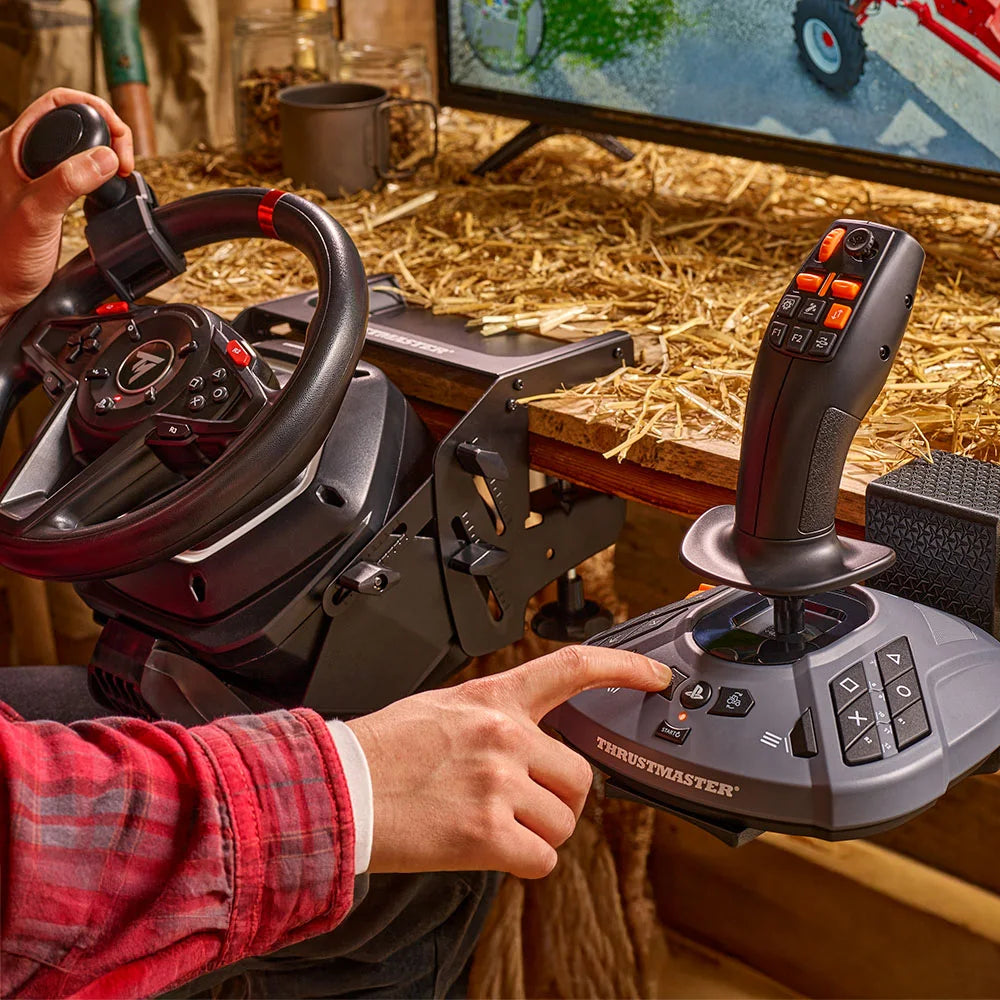 Thrustmaster SimTask FarmStick PlayStation in Farming Simulator setup met racestuur