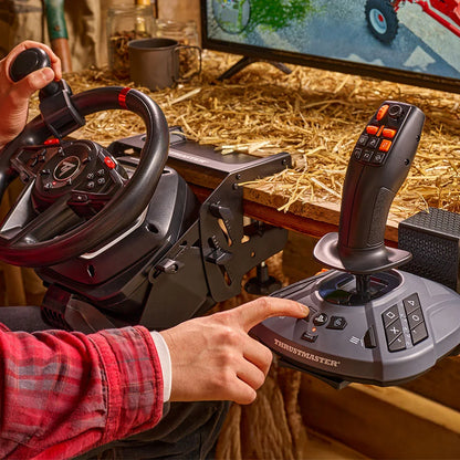 Thrustmaster SimTask FarmStick PlayStation in Farming Simulator setup met racestuur