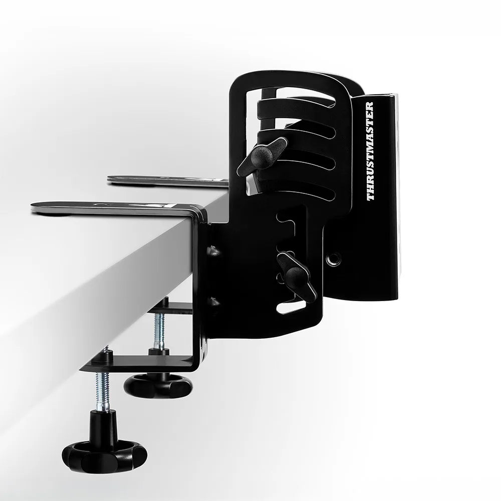 Thrustmaster SimTask Truck Mount bevestigd aan een bureau