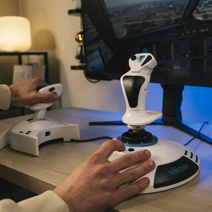 Thrustmaster T.Flight Hotas 5 met losse throttle en flightstick op een bureau