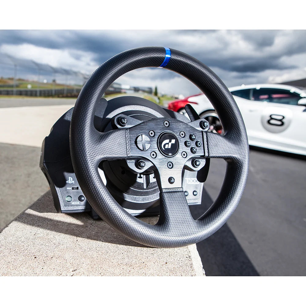 Close-up van het Thrustmaster T300 RS GT racestuur met Gran Turismo logo, schakelflippers en PlayStation knoppen
