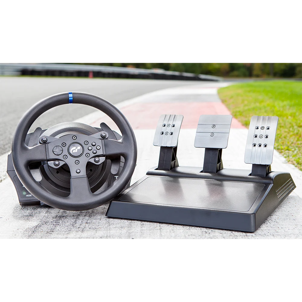 Thrustmaster T300 RS GT Force Feedback racestuur met T3PA GT pedalen gefotografeerd op een racecircuit