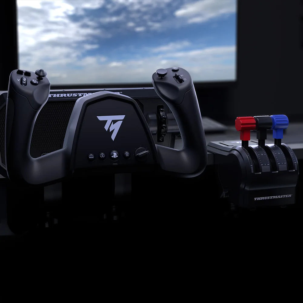 Thrustmaster TCA Sky Yoke-P naast de optionele TCA Sky Quadrant met drie hendels