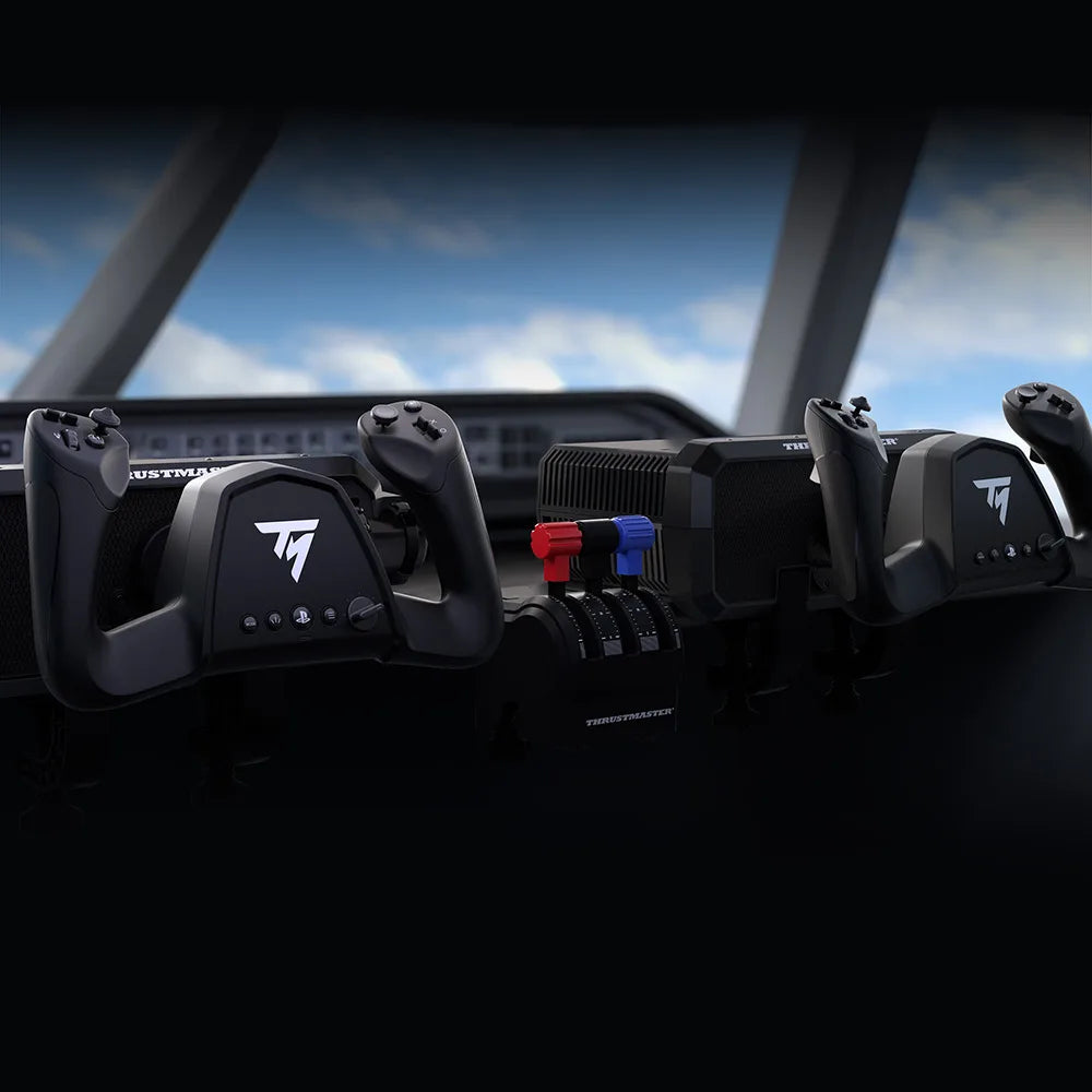 Twee Thrustmaster TCA Sky Yokes naast elkaar in een cockpitopstelling voor piloot en copiloot